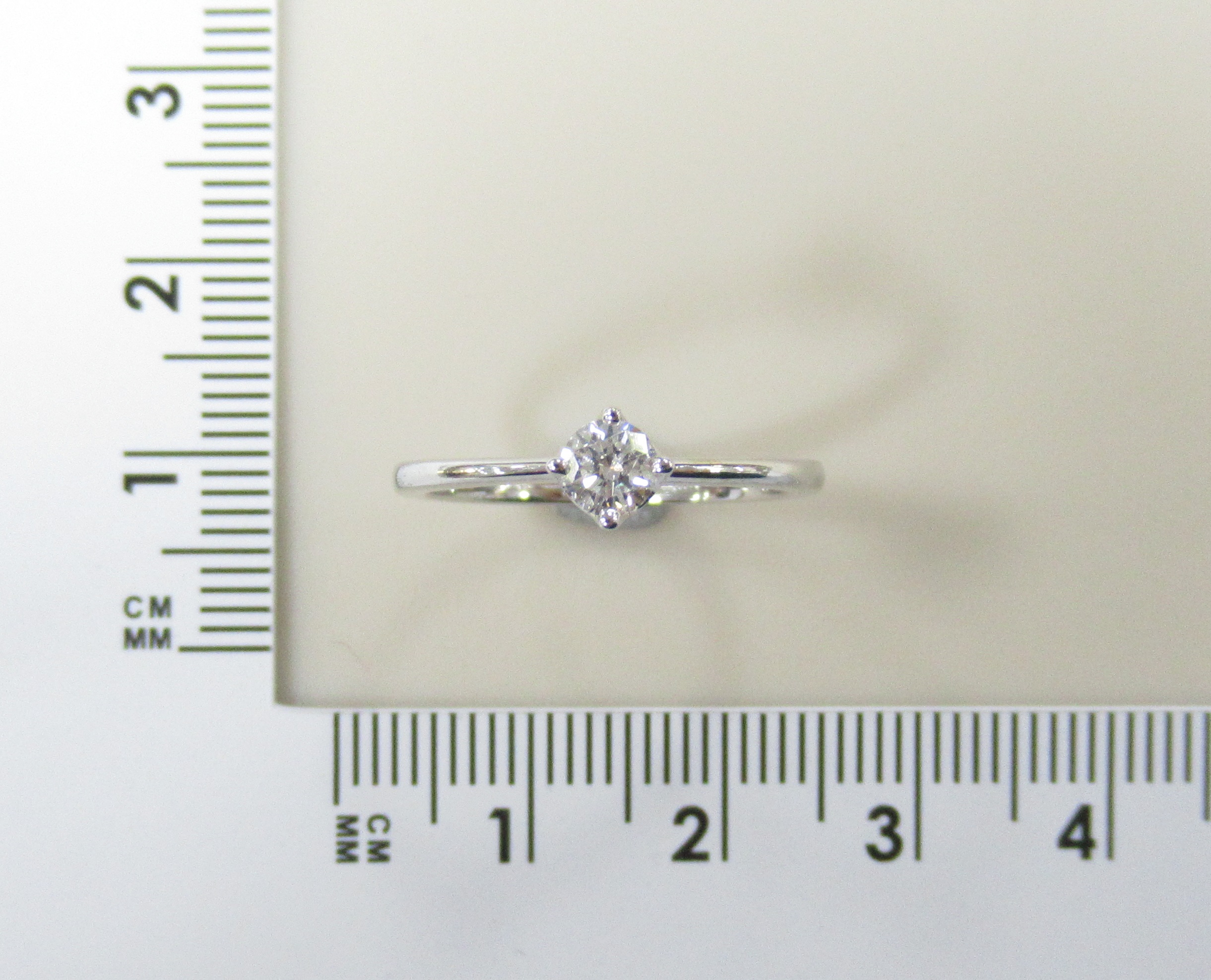Серебряное кольцо 925 пробы; вставки 1 Агат зеленый; 12 Фианит бесцв.;
